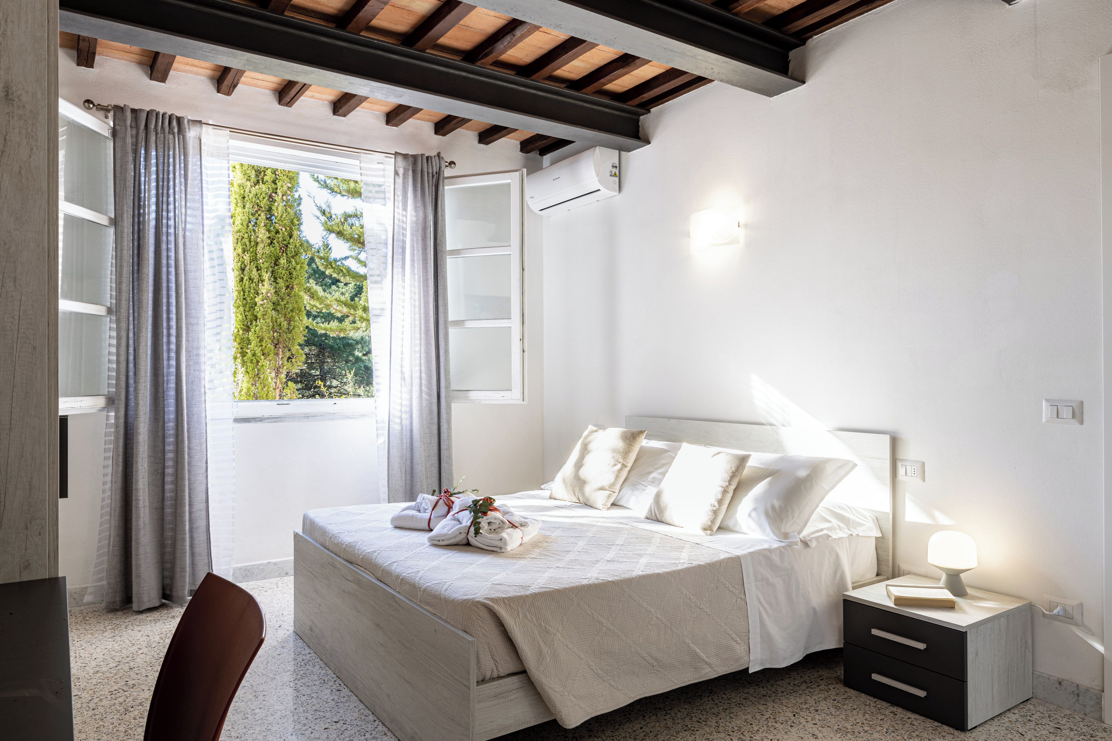 Planxa i posts de planxar, wifi i roba de llit 