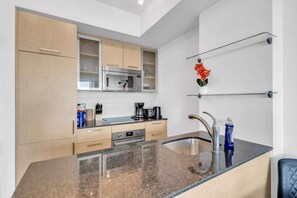 Een koelkast, een magnetron, een oven, een kookplaat