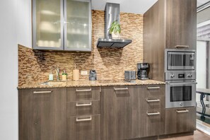 Jääkaappi, mikroaaltouuni, uuni, liesi