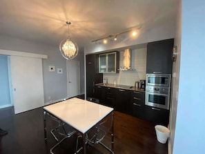 Réfrigérateur, micro-ondes, four, plaque de cuisson