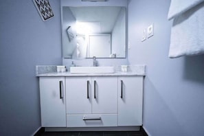 Sèche-cheveux, serviettes fournies