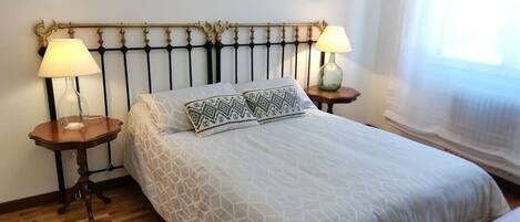 Fer et planche à repasser, lit parapluie, draps fournis