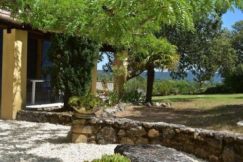 Un havre de paix dans la nature : maison 5 chambres - piscine et vue imprenable