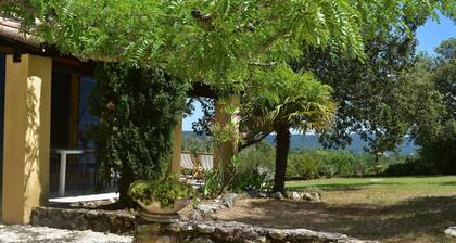 Un havre de paix dans la nature : maison 5 chambres - piscine et vue imprenable