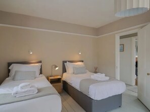 Iron/ironing board, Internet, bed sheets - Beautiful open plan bungalow, in quiet village on Jurassic coast (Broadmayne)