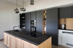 Een koelkast, een microgolfoven, een oven, een kookplaat