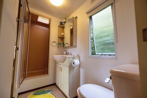 Douche, sèche-cheveux, serviettes fournies