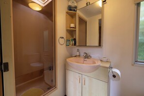 Dusche, Haartrockner, Handtücher
