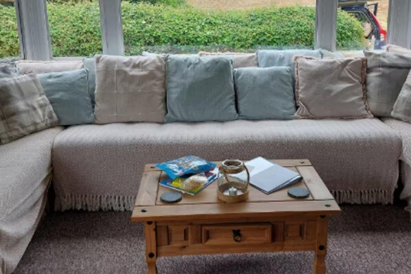 Living area - 1 Bed Caravan Sleeps 2 -dog Welcome -free Parking (Penzance)