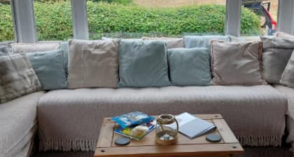 1 Bed Caravan Sleeps 2 -dog Welcome -free Parking