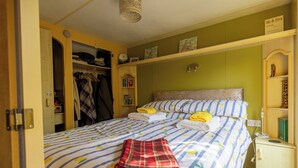 Une chambre à coucher avec un lit, une armoire et une table de chevet.