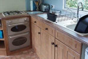 Fridge, microwave, oven, stovetop - 1 Bed Caravan Sleeps 2 -dog Welcome -free Parking (Penzance)