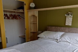 1 bedroom, iron/ironing board, free WiFi, bed sheets - 1 Bed Caravan Sleeps 2 -dog Welcome -free Parking (Penzance)