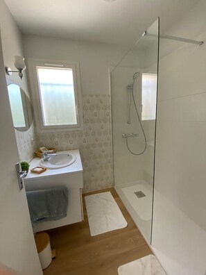 Shower, towels, toilet paper - HOUSE NEAR THE BEACHES 1.5 km FROM THE POINTE DE MOUSTERLIN (Fouesnant)