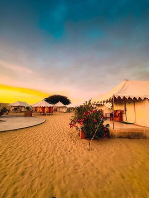 A desert landscape with tents and a circular seating area. - Lohagarh Desert Resort (Jaisalmer)