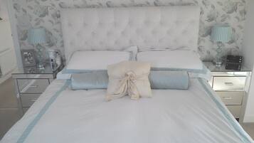 2 bedrooms, iron/ironing board, Internet, bed sheets