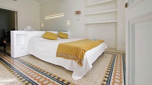Ein Hotelzimmer mit einem Bett, einem Schreibtisch und einem gestreiften Boden.