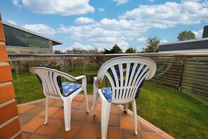 Terrace/patio - Küstenwind: Cozy 2-room apartment with use of swimming pool (Büsum)
