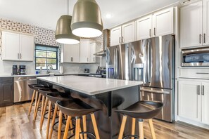 Fridge, microwave, oven, stovetop - Prvt Indoor Pool! Game Room! Lake Views! (Hollister)