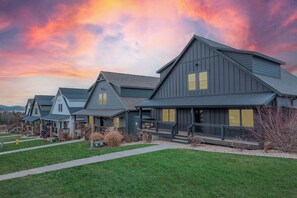 Exterior - Prvt Indoor Pool! Game Room! Lake Views! (Hollister)
