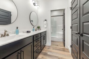 Douche, serviettes fournies
