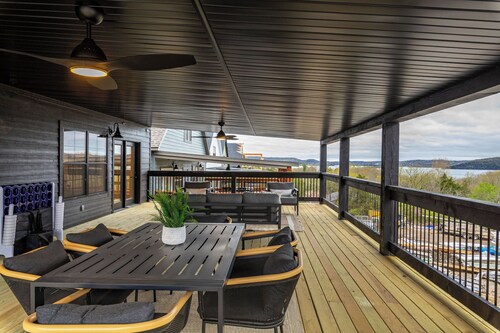 Prvt Indoor Pool! Game Room! Lake Views!