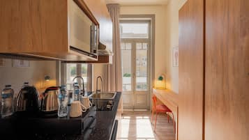 Monolocale Standard, 2 letti singoli, balcone, vista giardino | Cucina privata