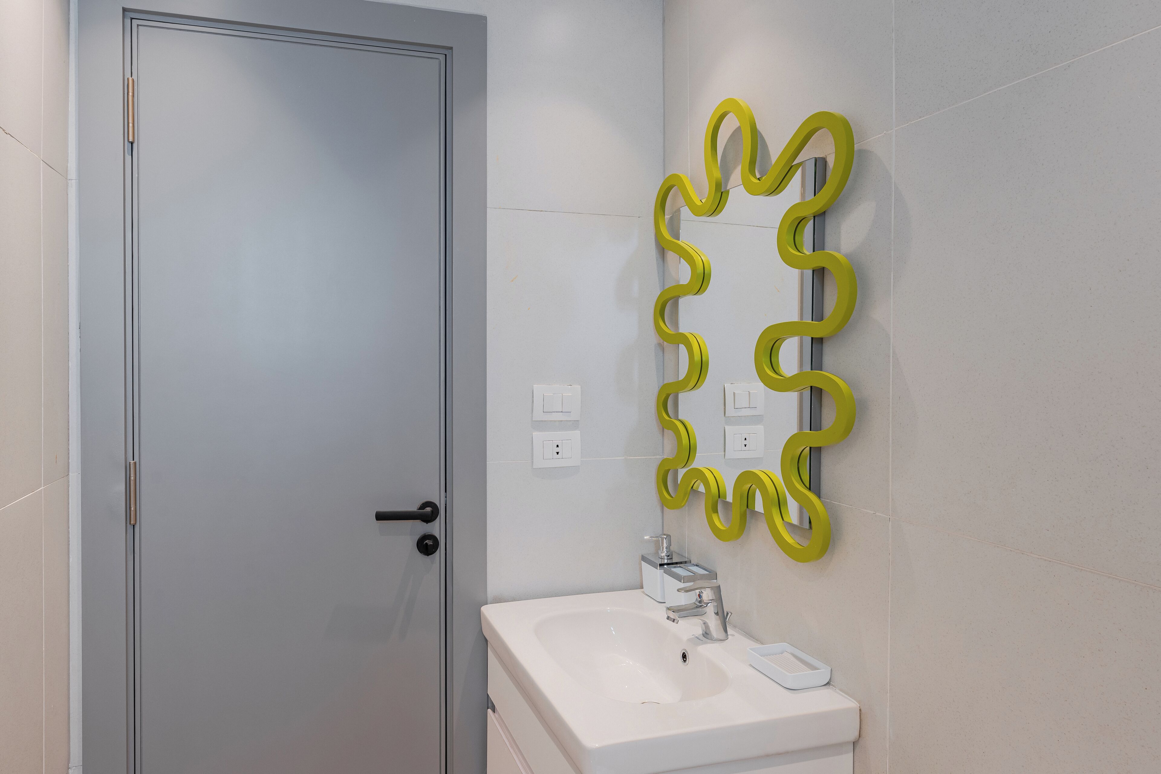 Een bad, een haardroger, handdoeken, zeep