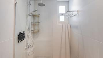 Vasca, asciugacapelli, asciugamani, sapone