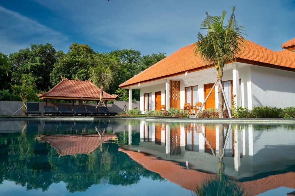 Una piscina al aire libre