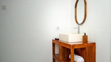 Deluxe Twin Room | Bathroom | Shower, free toiletries, towels, soap