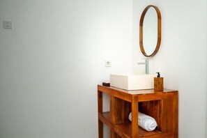 Deluxe Twin Room | Bathroom | Shower, free toiletries, towels, soap - Kasturi Uluwatu (Pecatu, Kuta Selatan, Badung)