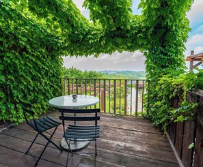 Deluxe Double Room, Vineyard View | Free cribs/infant beds, free WiFi, bed sheets - Foresteria Settevie (Treiso)
