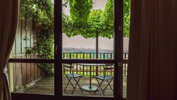 Comfort Apartment, Vineyard View | Free cribs/infant beds, free WiFi, bed sheets