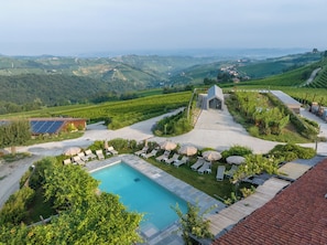 Seasonal outdoor pool, pool umbrellas, sun loungers - Foresteria Settevie (Treiso)