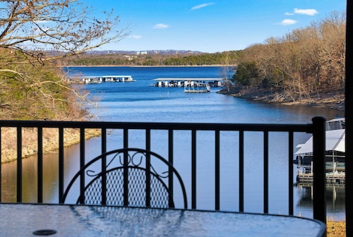 Lakeside Brick Retreat For 8