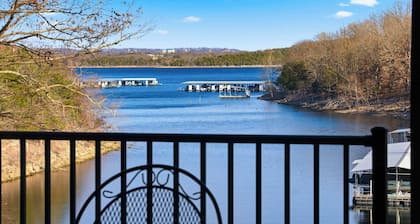 Lakeside Brick Retreat For 8