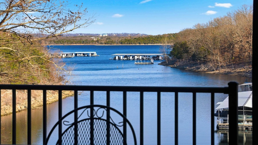 Lakeside Brick Retreat For 8