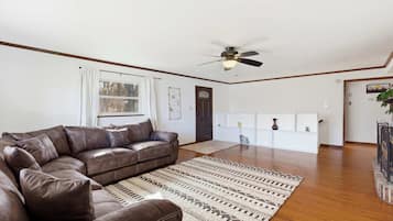 House, Multiple Beds, Balcony (Lakeside Brick Retreat) | Living area