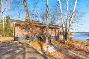 Exterior - Lakeside Brick Retreat For 8 (Branson West)