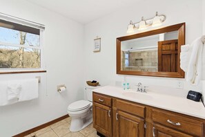 House, Multiple Beds, Balcony (Lakeside Brick Retreat) | Bathroom | Towels - Lakeside Brick Retreat For 8 (Branson West)