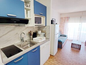 A compact kitchen with a microwave, coffee maker, and a refrigerator. - Sea view studio with Wi-Fi, 4 pax (Roquebrune-Cap-Martin)