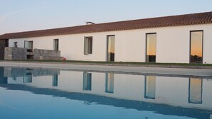 A modern building with a swimming pool in front. - Alamo da Serra (Freixo)