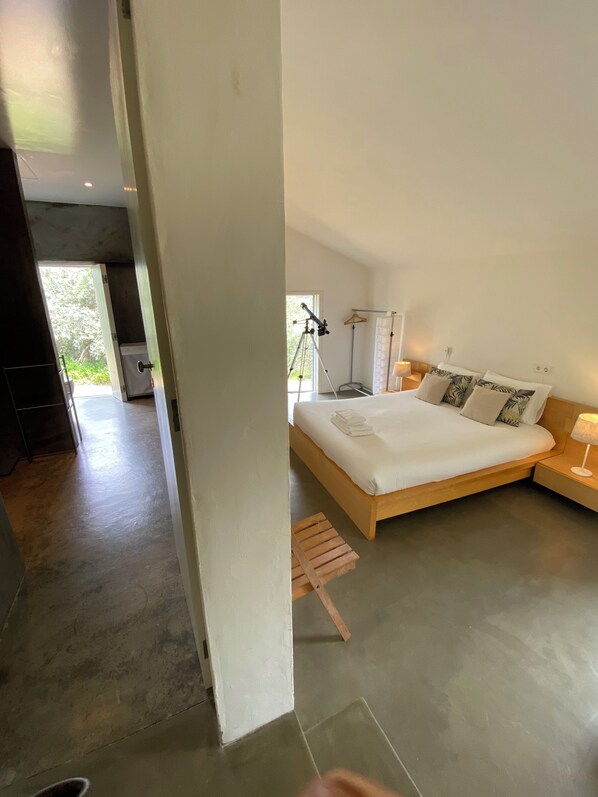 Tabla de planchar con plancha, internet y ropa de cama 