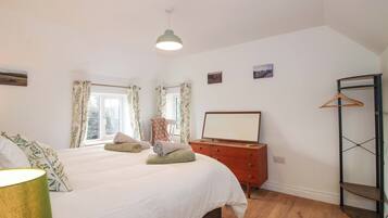 2 bedrooms, individually decorated, individually furnished, free WiFi