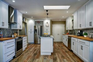 Fridge, microwave, oven, stovetop - Sunny Backyard 5BR Minutes to Old Town Scottsdale (Scottsdale)