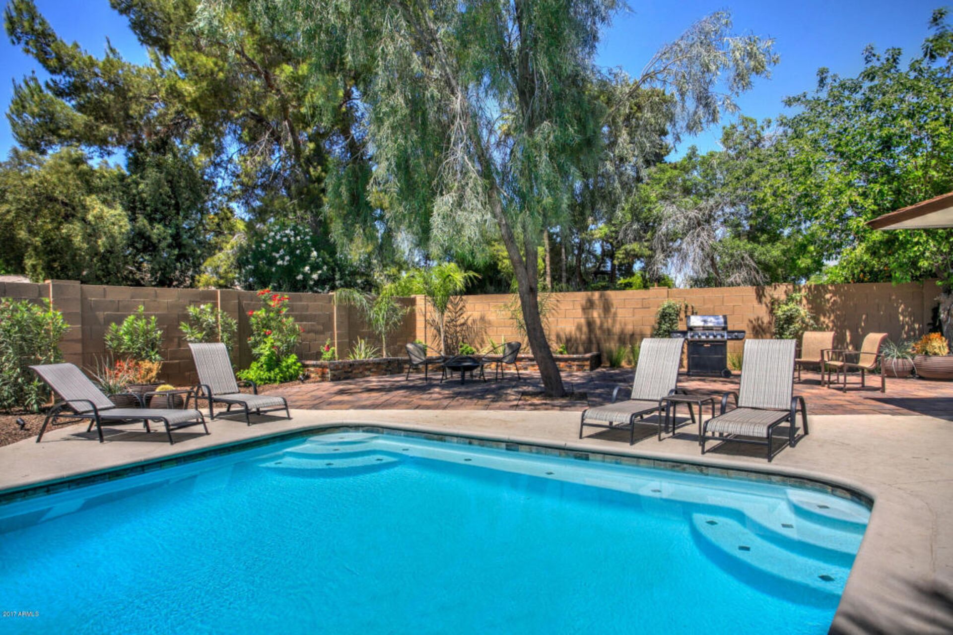 Een verwarmd zwembad