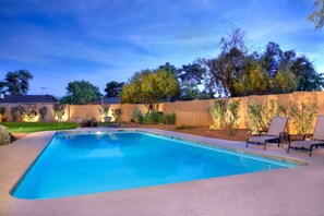 A heated pool - Sunny Backyard 5BR Minutes to Old Town Scottsdale (Scottsdale)