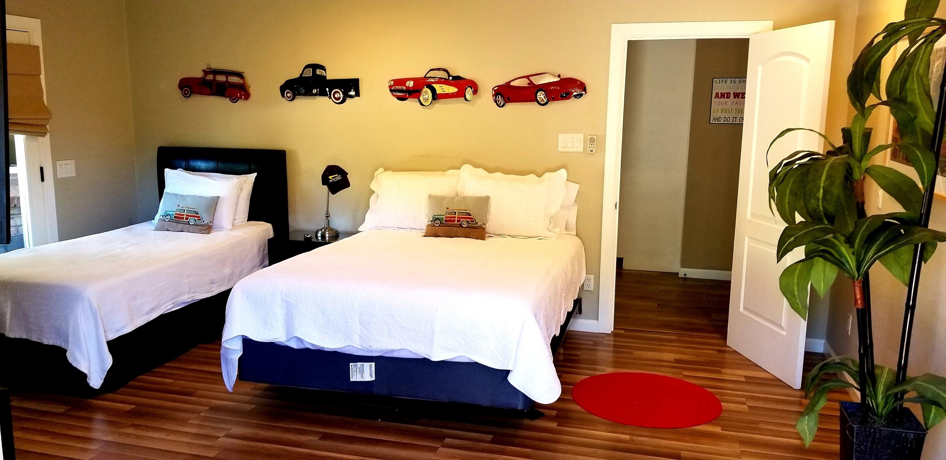 Een strijkplank/strijkijzer, reisbedje, wifi, beddengoed