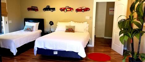 Een strijkplank/strijkijzer, reisbedje, wifi, beddengoed